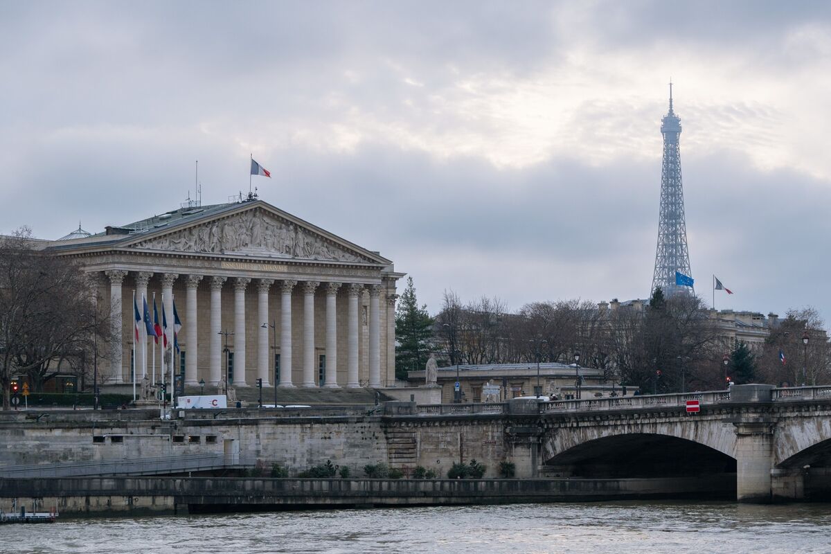 France’s Debt Woes Mount as Fitch Downgrades Credit Rating