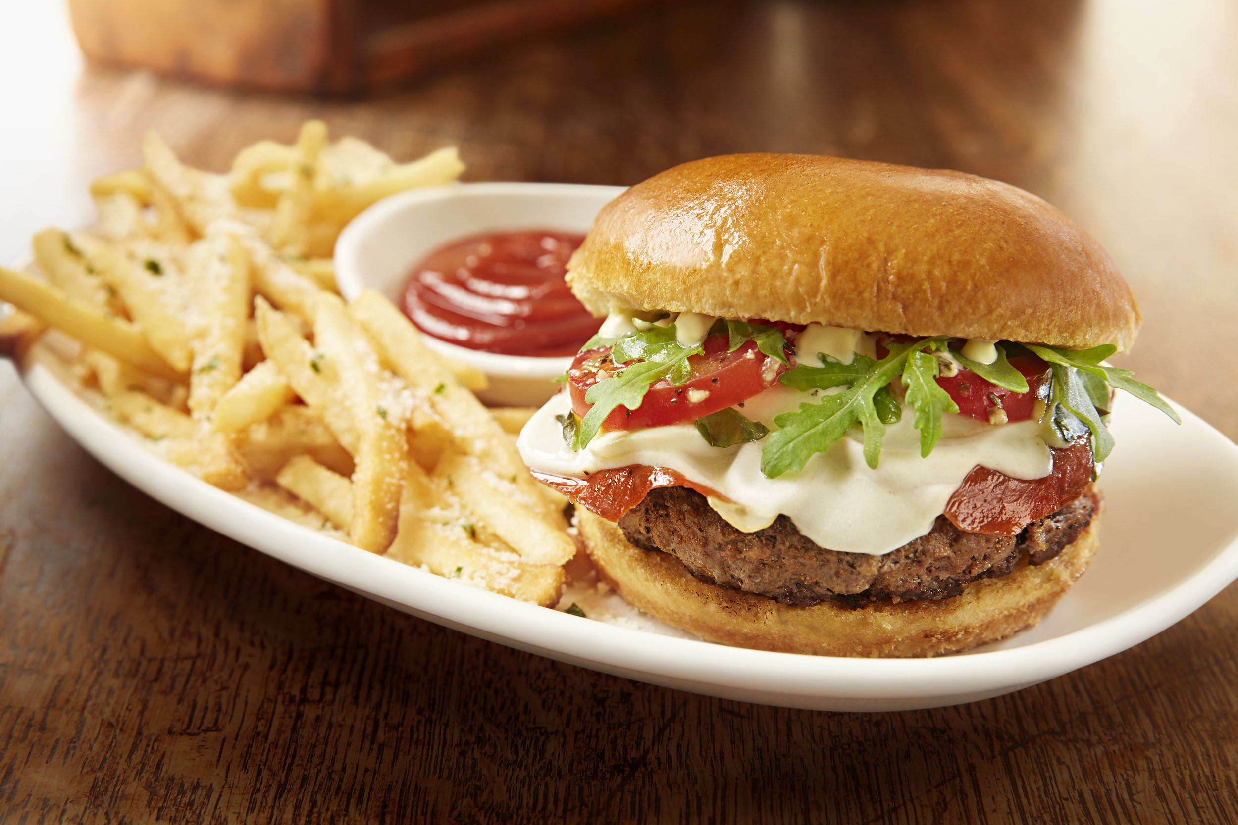 Olive Garden Challenges Chili’s Burgers With Six-Ouncer - Bloomberg