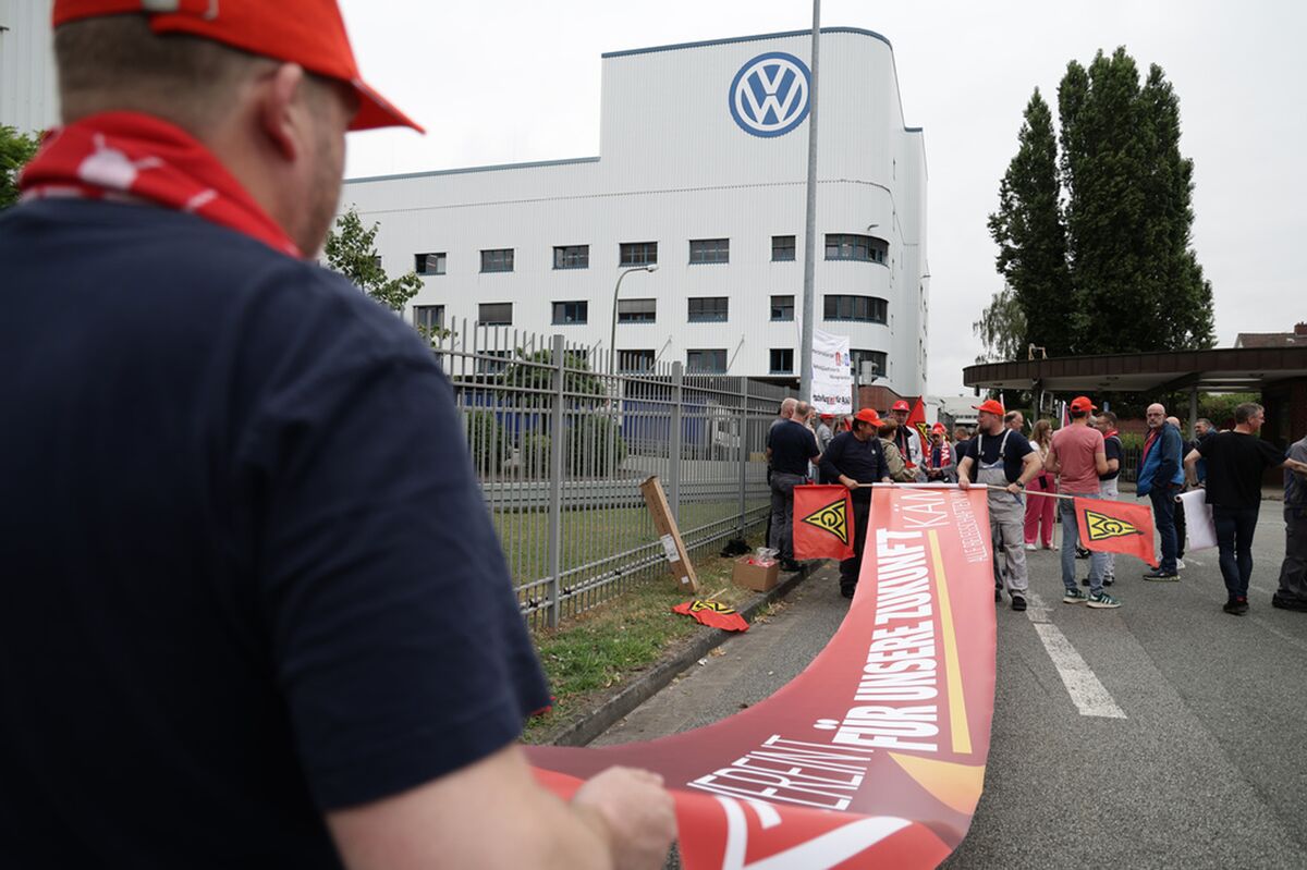 VW Labor Leaders Vow Fight as Blume Pushes Deeper Cuts