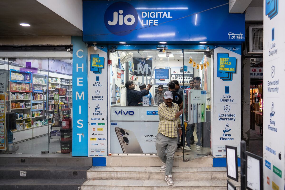 Ambani's Jio Plans India LEO Satellite Network to Rival Starlink