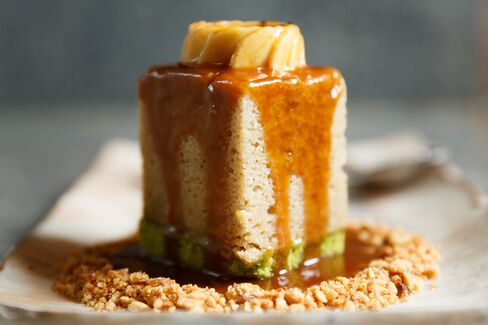 Green tea cake with bananas and caramel.
