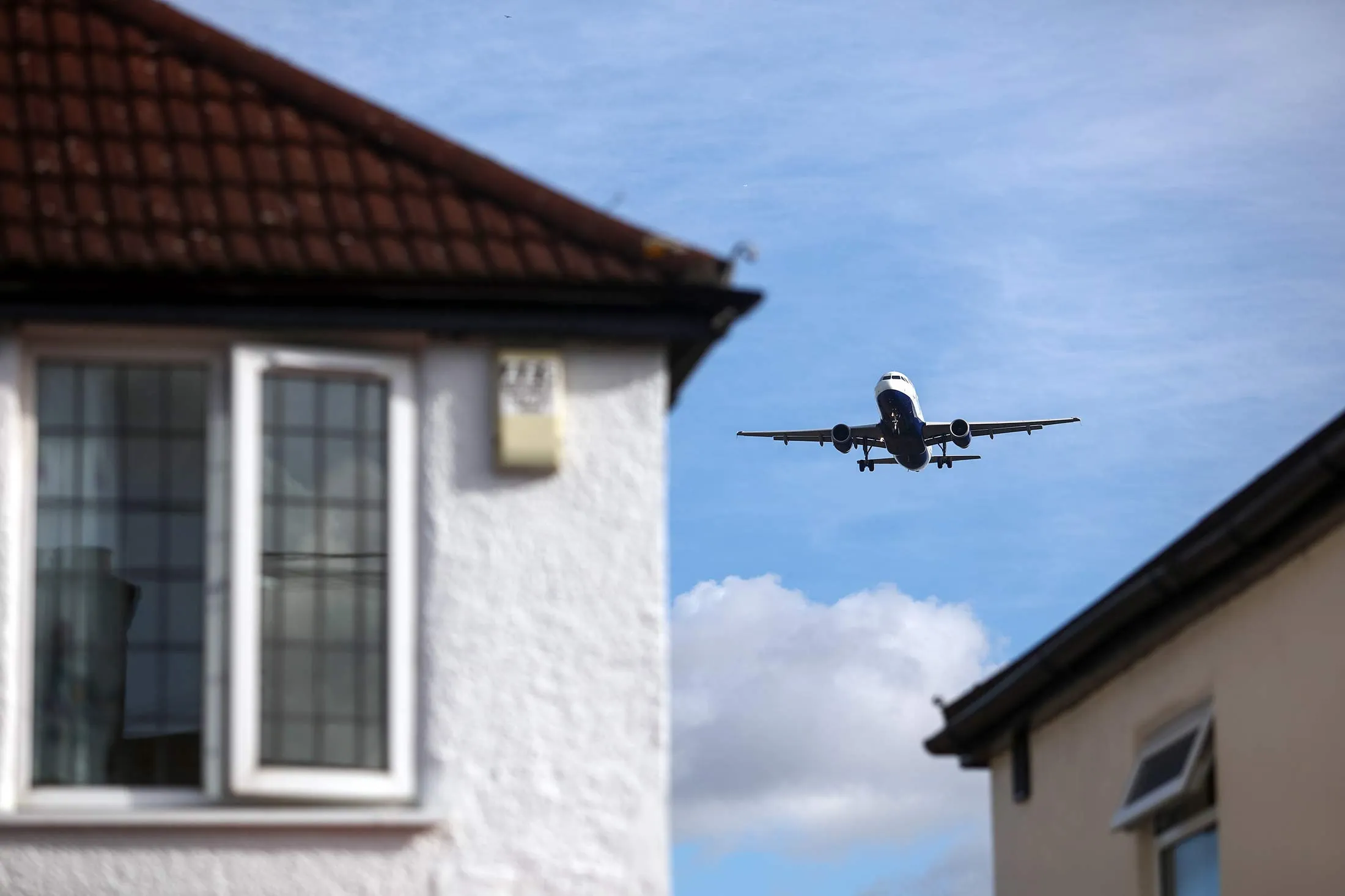 1491340780_heathrow-plane-lede