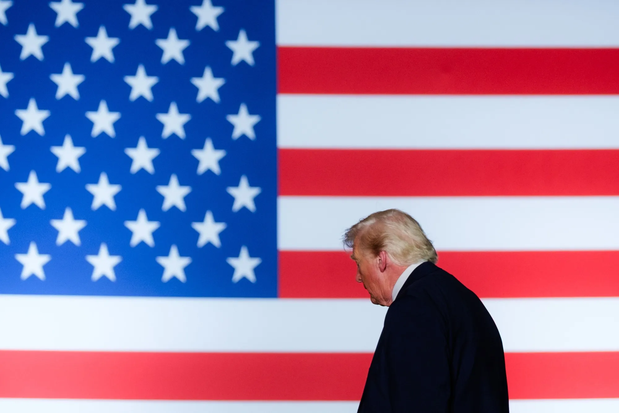 トランプ氏と米国旗