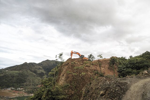 A hydraulic excavator knocks down one of the remaining hilltops near the road between Tipuani and the town of Chima.  