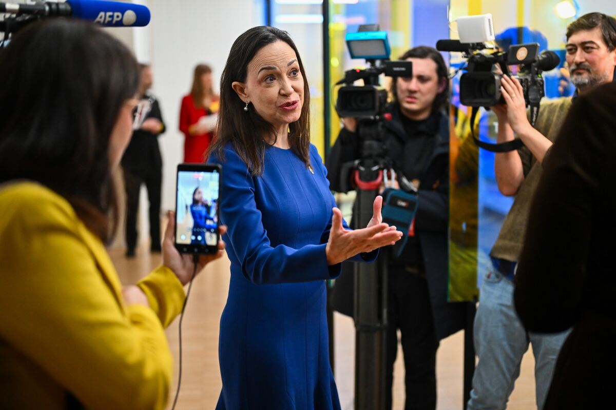 
                            Machado Suffered Spinal Injury Escaping Venezuela, Report Says