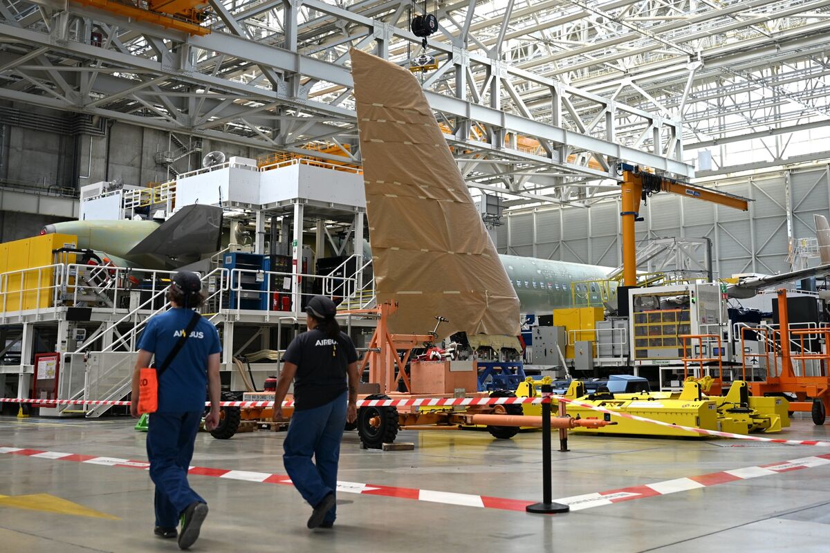 bloomberg.com - Jorge Valero - EIB Pledges Record €3 Billion Airbus Loan for Tech Development