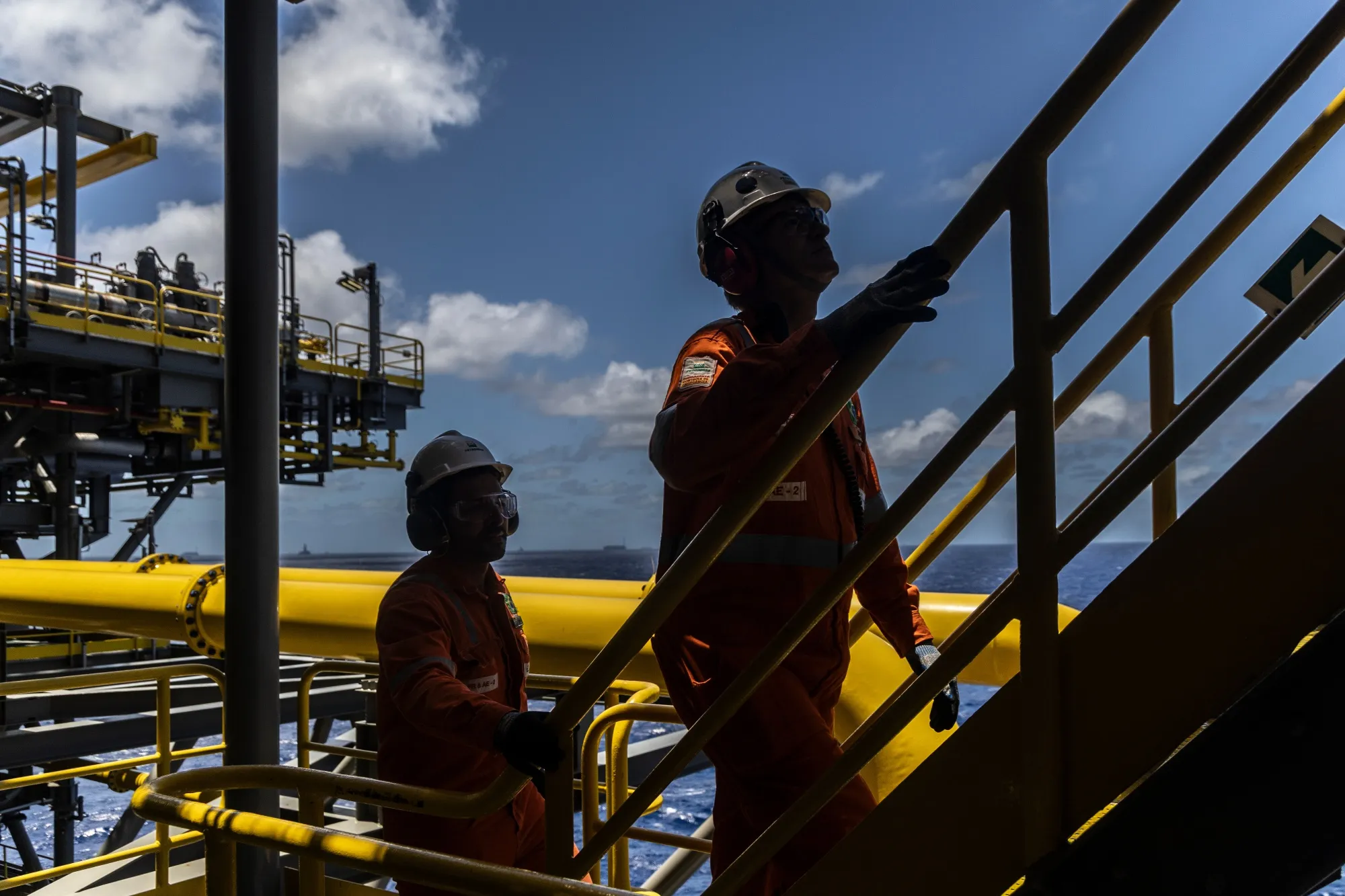 Funcionários da Petrobras visitam a plataforma flutuante de produção e armazenamento Almirante Tamandare.