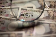 Japanese Yen Outpaces Dollar to Hold Currency Crown
