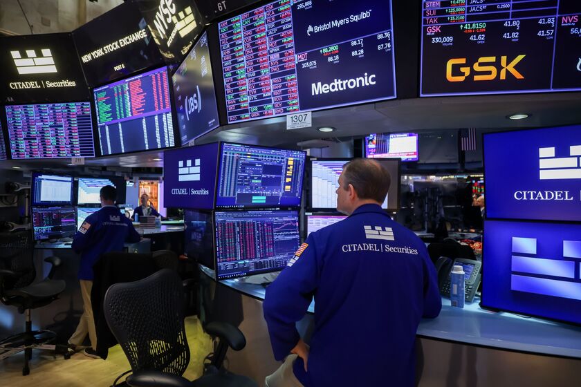 Traders At The New York Stock Exchange As Stocks Trim Declines With Oil Traders On Edge