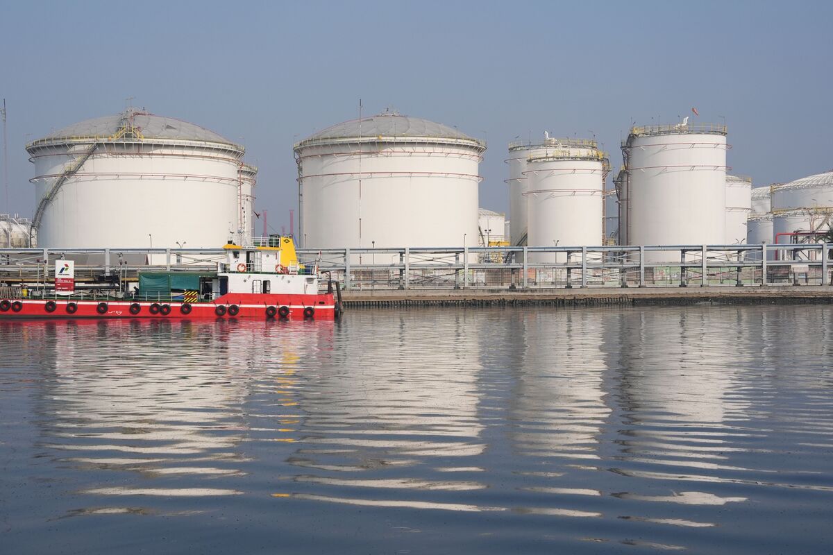 bloomberg.com - Matthew Burgess - Oil Climbs, US Futures Dip on Fresh Iran Strikes: Markets Wrap