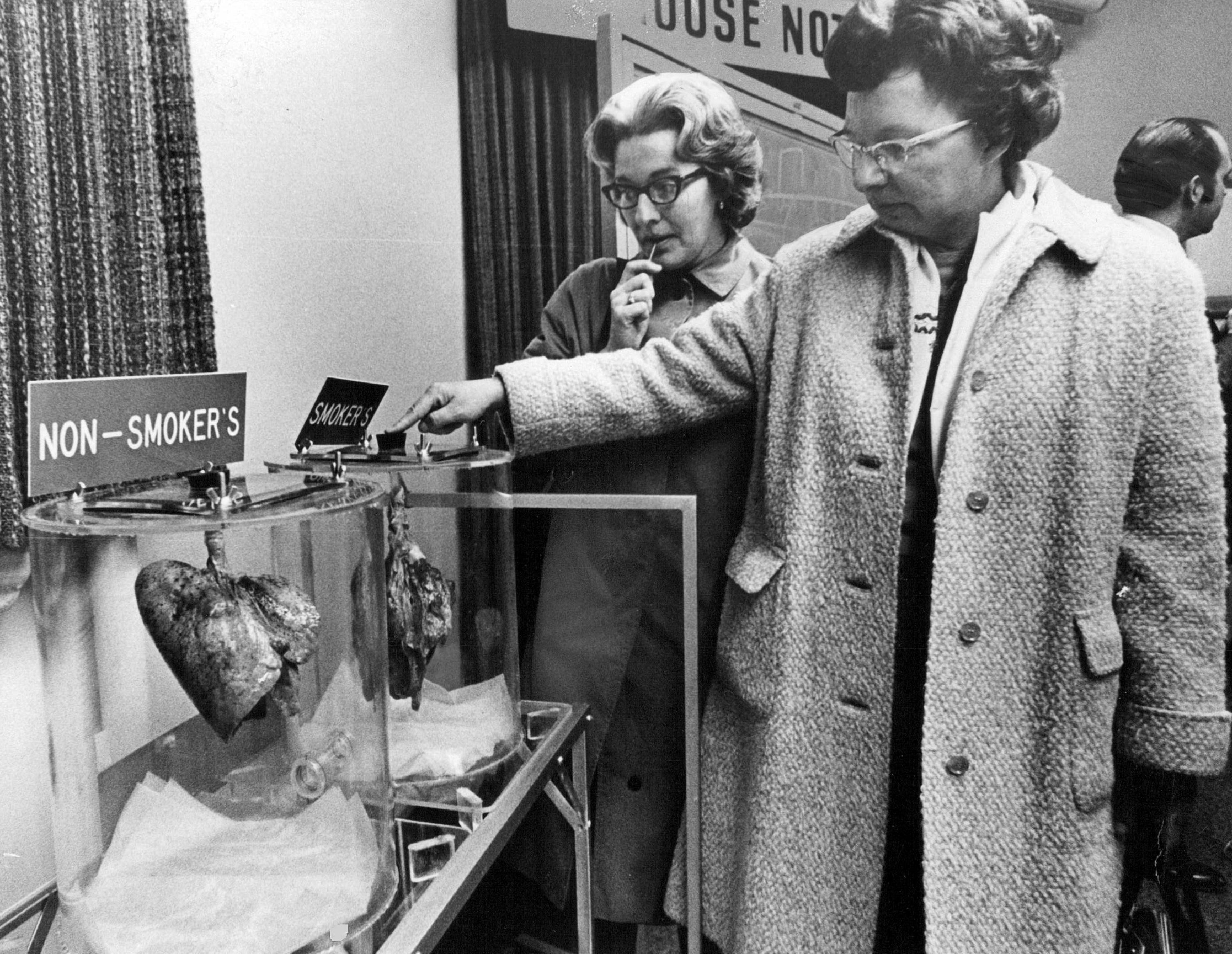 FEB 2 1971 Mrs. Elizabeth Putney, left, and Dr. Jean Bowles of the Metropolitan State College biology department, compare lungs taken from a smoker and non-smoker. Both women are participants in Porter Memorial Hospital's 5-sesion "stop smoking" course.