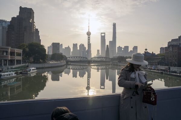 Chinese Stocks Fall as Traders Shrug Off Rate Cut: Markets Wrap