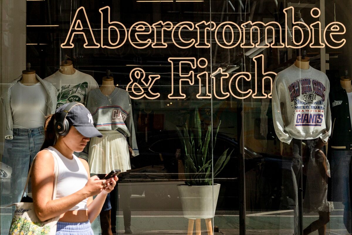 Abercrombie & Fitch Shares Drop After Sales Outlook