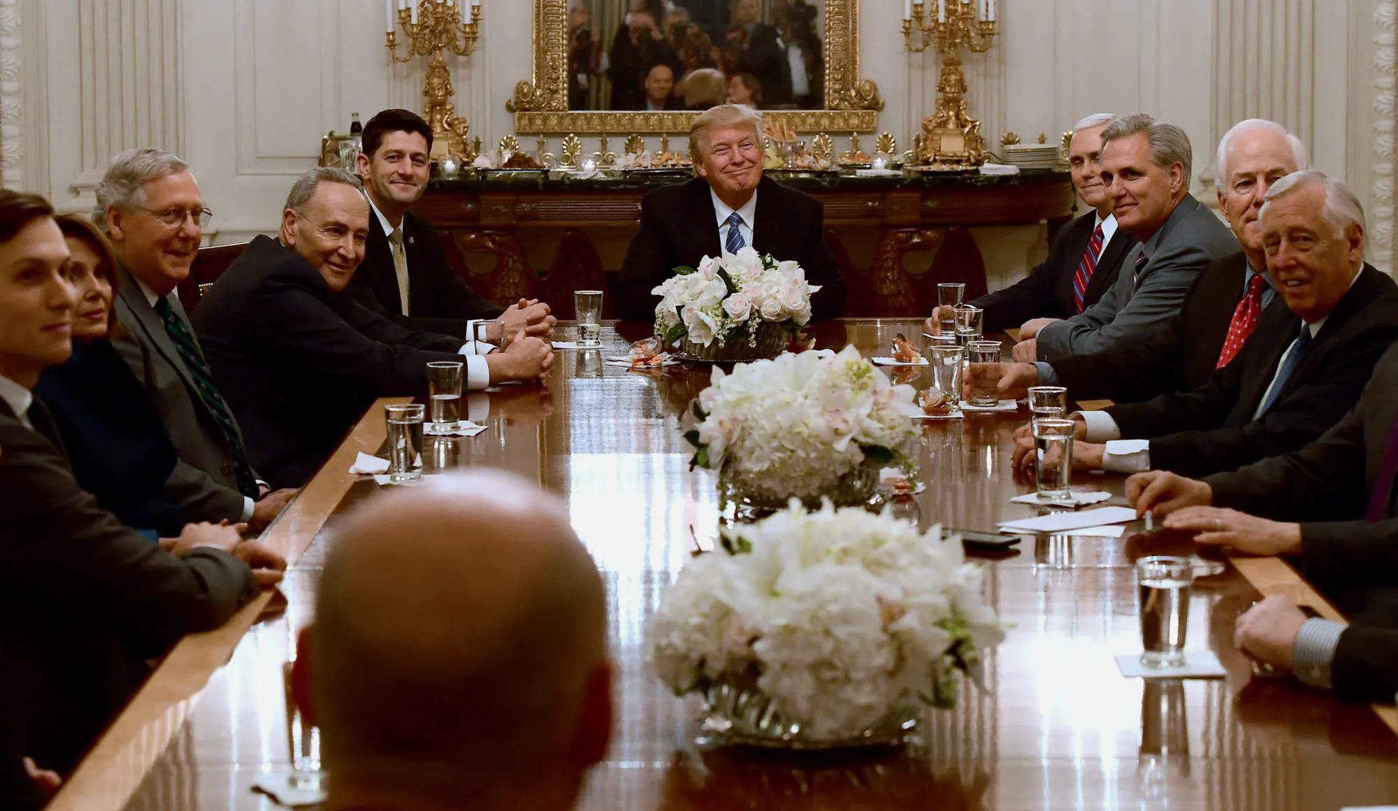 トランプ米大統領、得票数で負けたのは不法移民のせいと発言－関係者 - Bloomberg