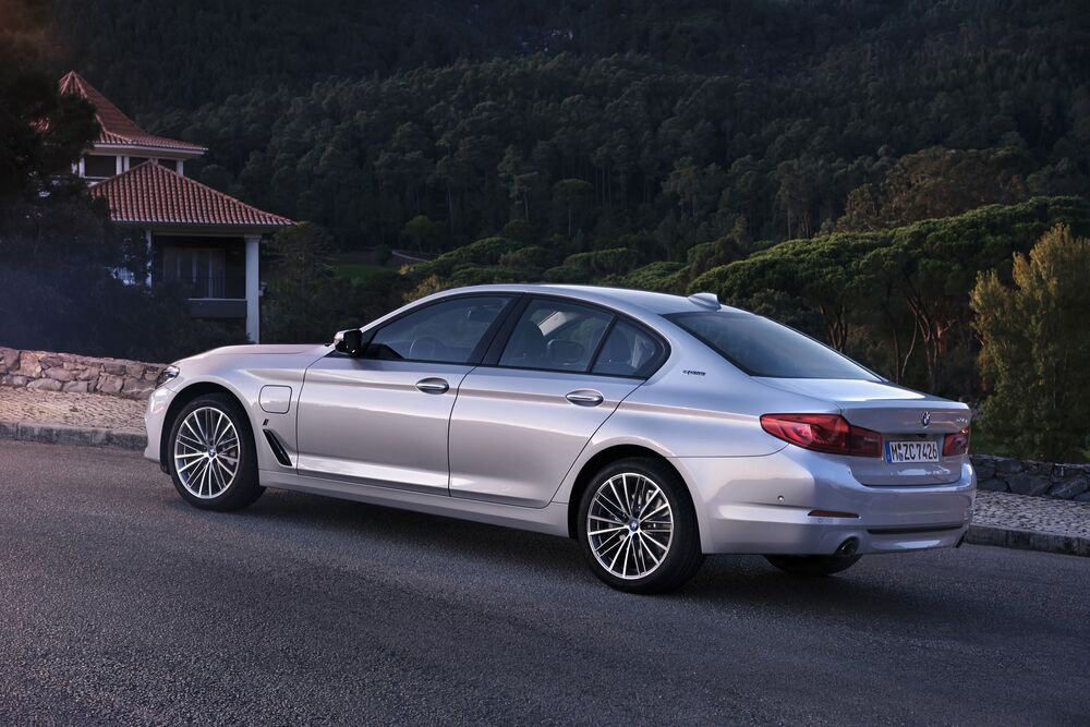 The Plug In Hybrid Car Hits Its Stride Just Time To Bloomberg Bmw S Hybrid 530e Seamlessly Switches Between Gas And Electric But Is Being Handily Outsold By Tesla Model 3