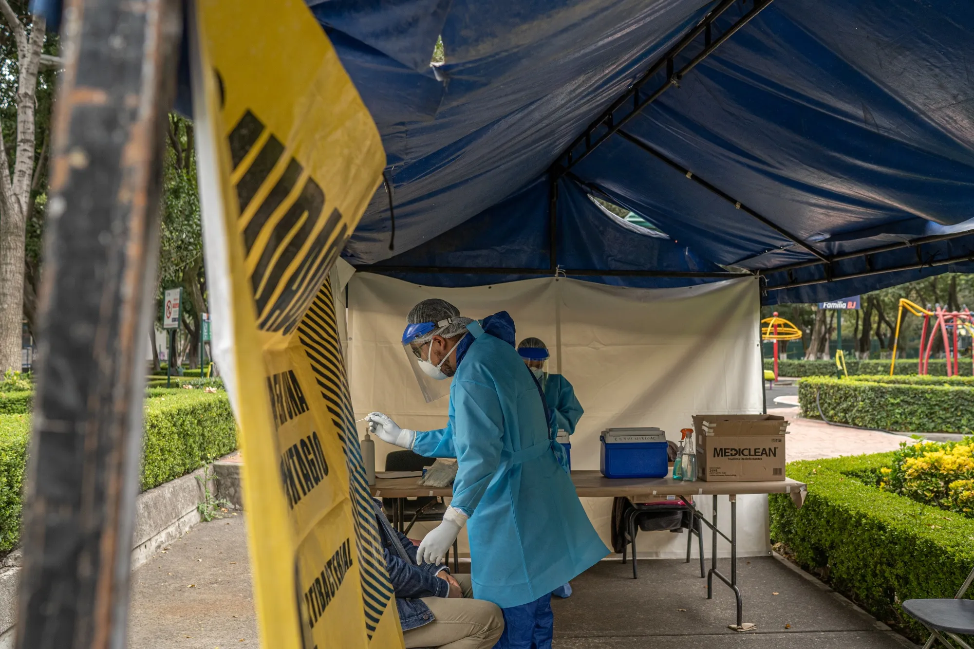 Un trabajador de la salud toma una prueba nasal de covid-19 en un kiosco temporal de pruebas en Ciudad de México, México, el 18 de noviembre.