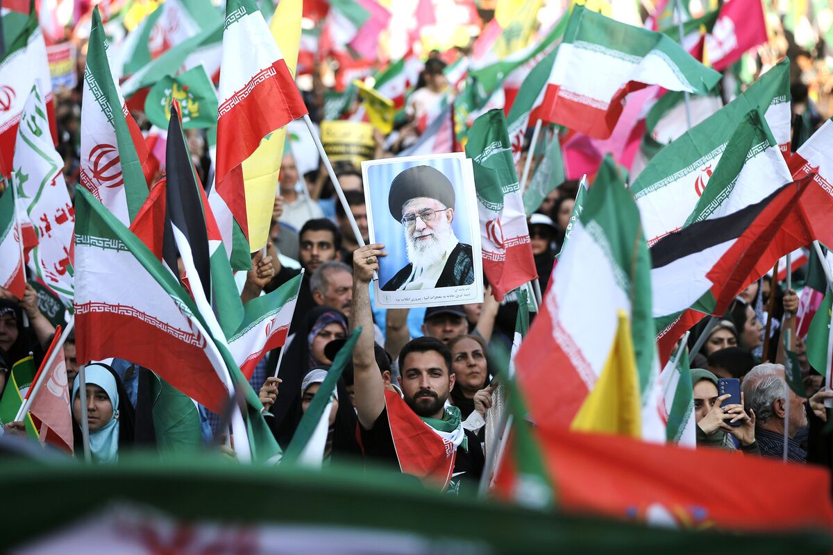 🟪"Trump sconsiglia Israele dall'attentato a Khamenei: tensioni crescenti in Medio Oriente"