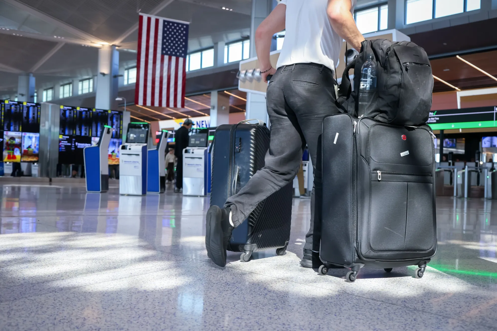 EE.UU. suspende procesamiento de visas para decenas de países.
