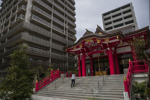 成子天神社の鳥居の横に建つマンション