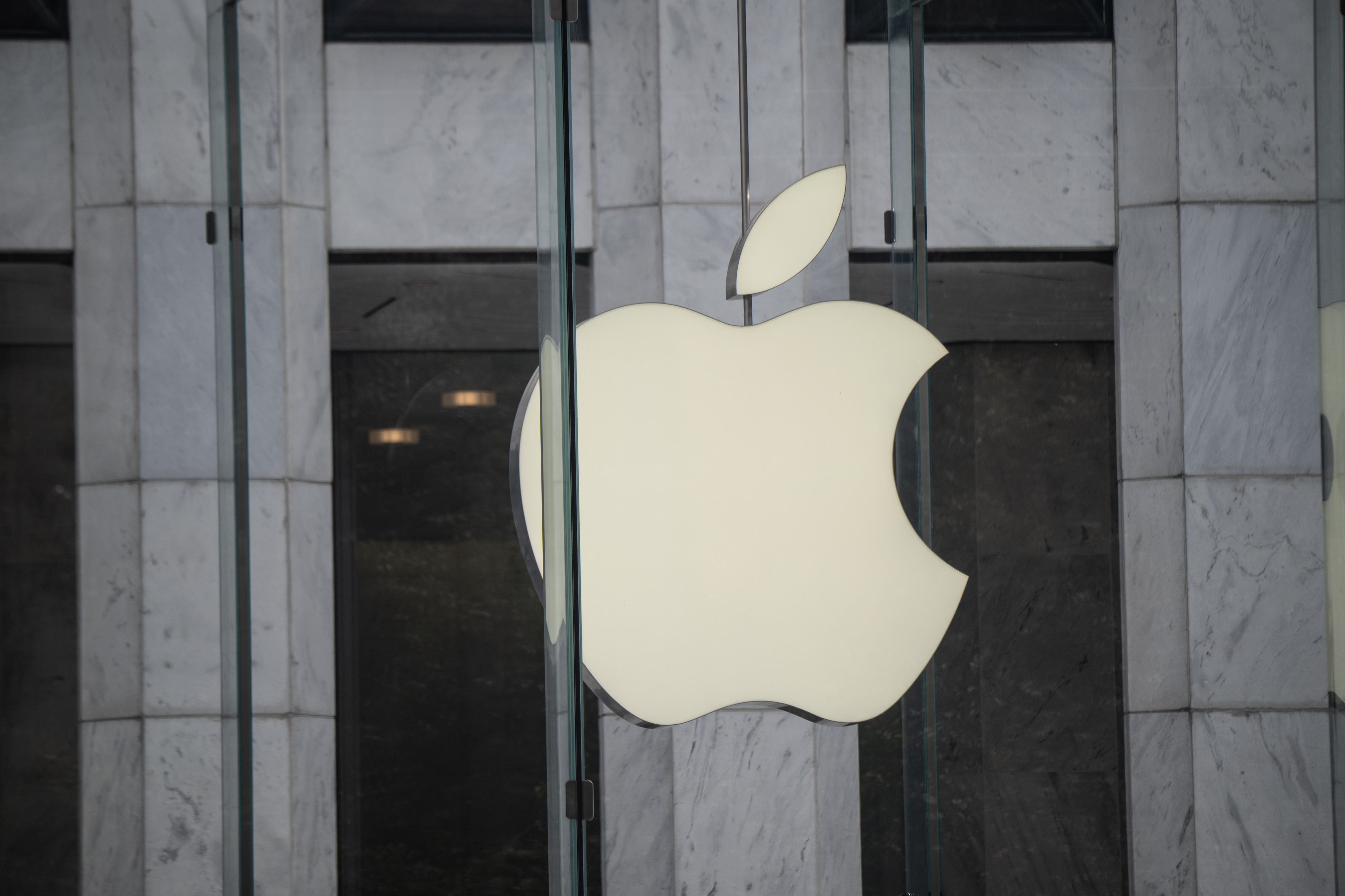 Close-up Do Logotipo Da Apple Na Apple Store Em Manhattan, Maçã