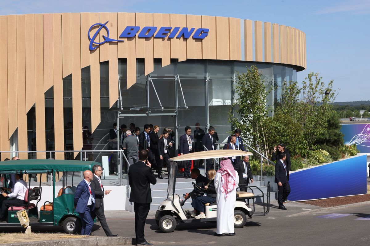 Boeing Returns to Air Show With Flurry of Orders on Opening Day