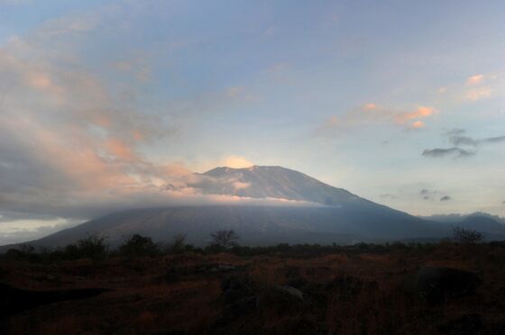 Indonesia Cancels Bali Flights After Mount Agung Volcano Erupts