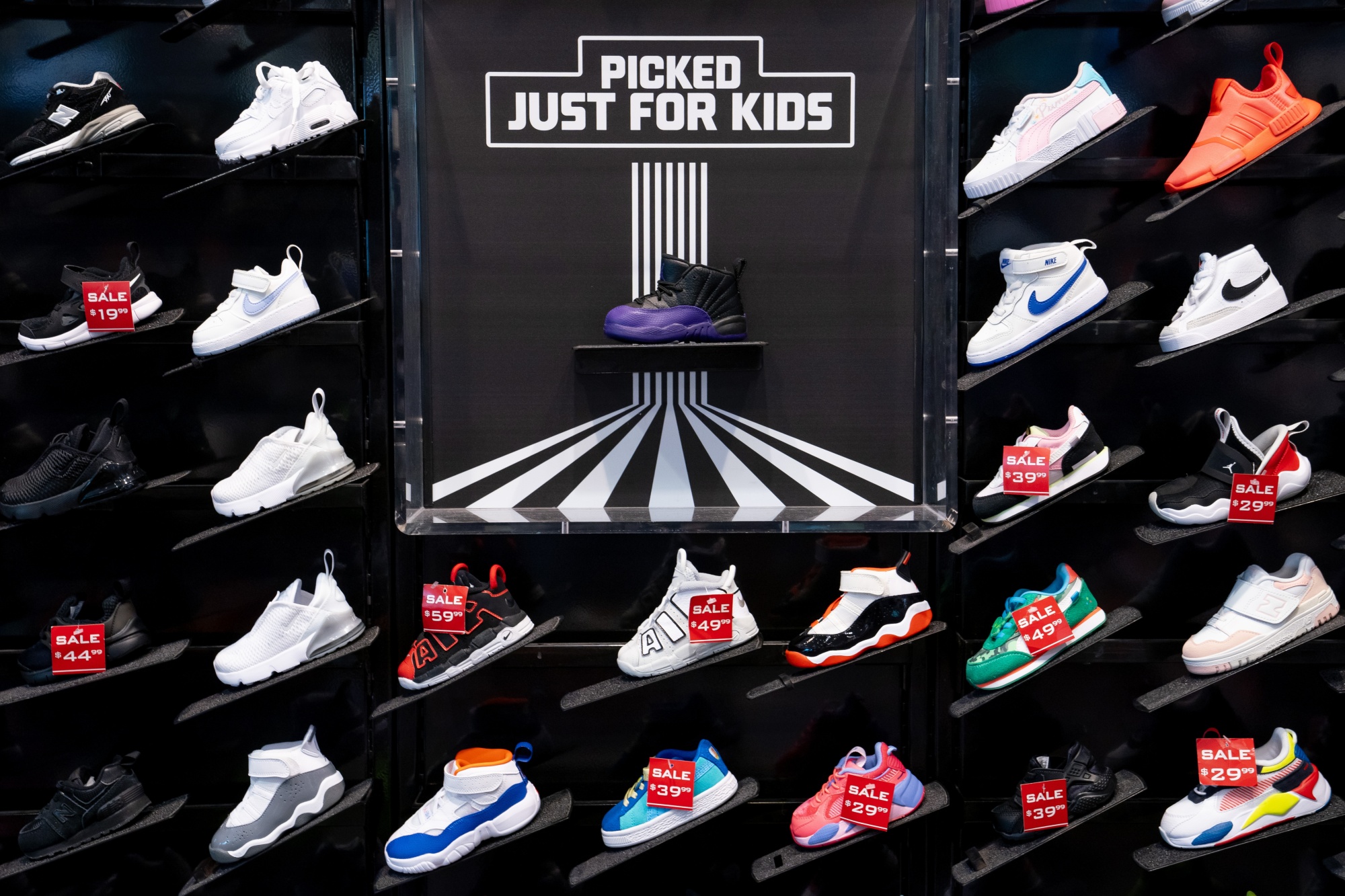 Foot Locker: Holiday Campaign 2023 x The Heart of Sneakers Plattform |  Twisted Male Mag