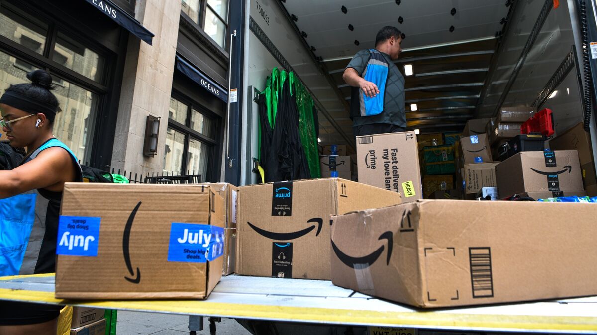 UPS, FedEx Shares Fall on Growing Threat From Amazon Shipping