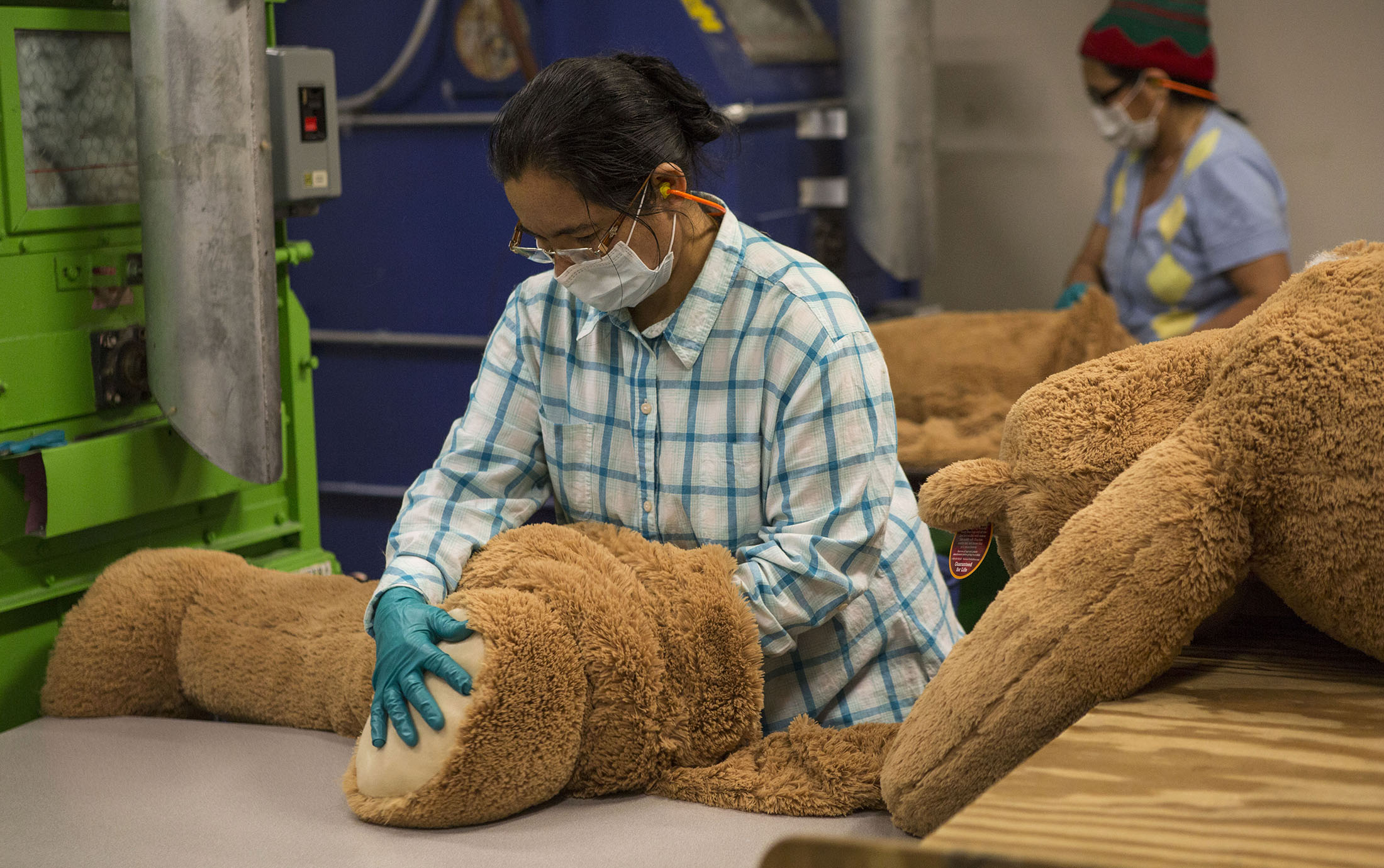where-cuddly-is-made-inside-the-vermont-teddy-bear-factory-bloomberg