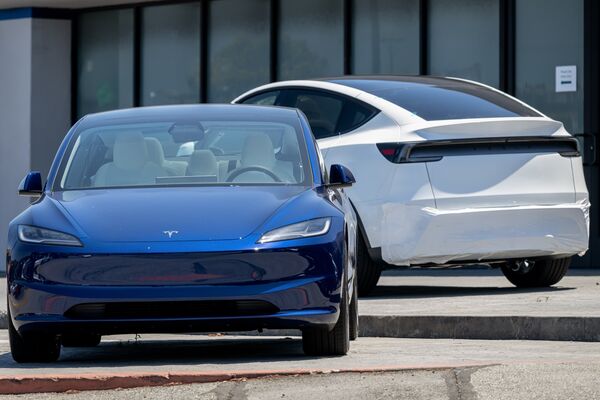 Tesla Falls As Trump Lashes Out At Musk Over Subsidies