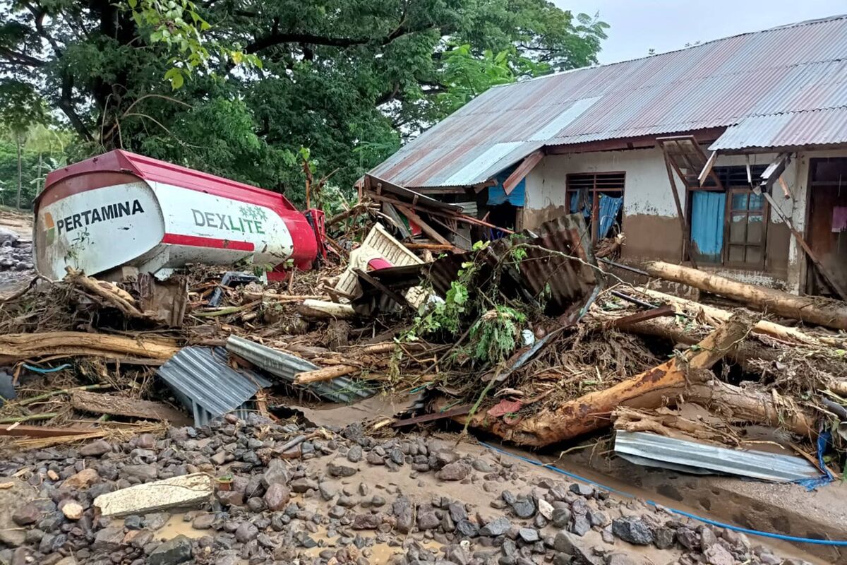 Indonesia Landslides Death Toll Rises To 140, Dozens Missing - Bloomberg