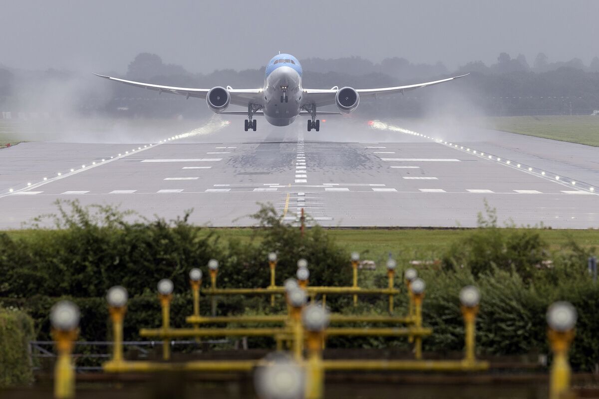 Gatwick Reopens South Terminal As Airlines Ramp Up Schedules Bloomberg   1200x800 