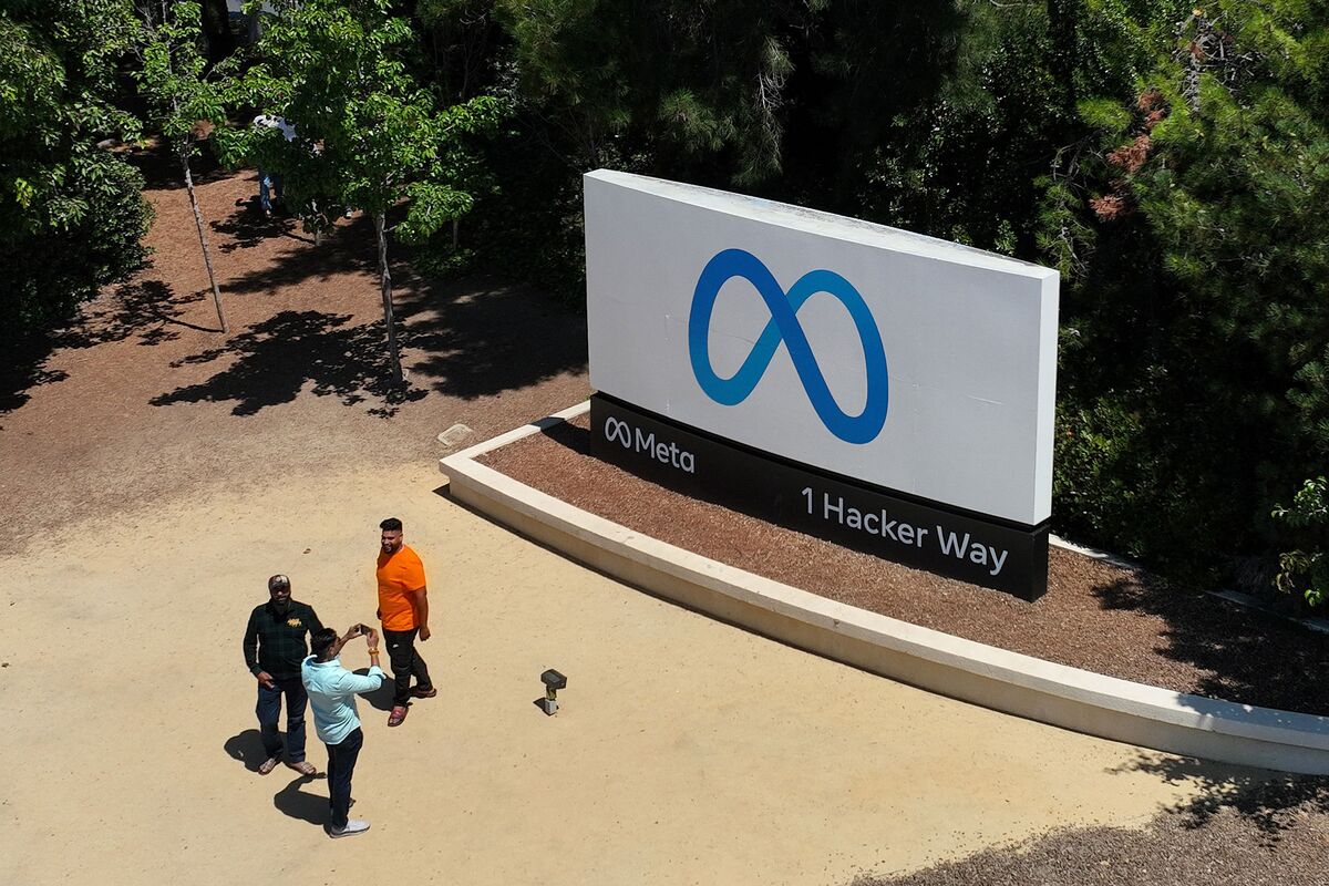 ⚫️ BLOOMBERG: "Meta Platforms Inc.: Investimenti in Intelligenza Artificiale Richiamano i Costi del Metaverso"