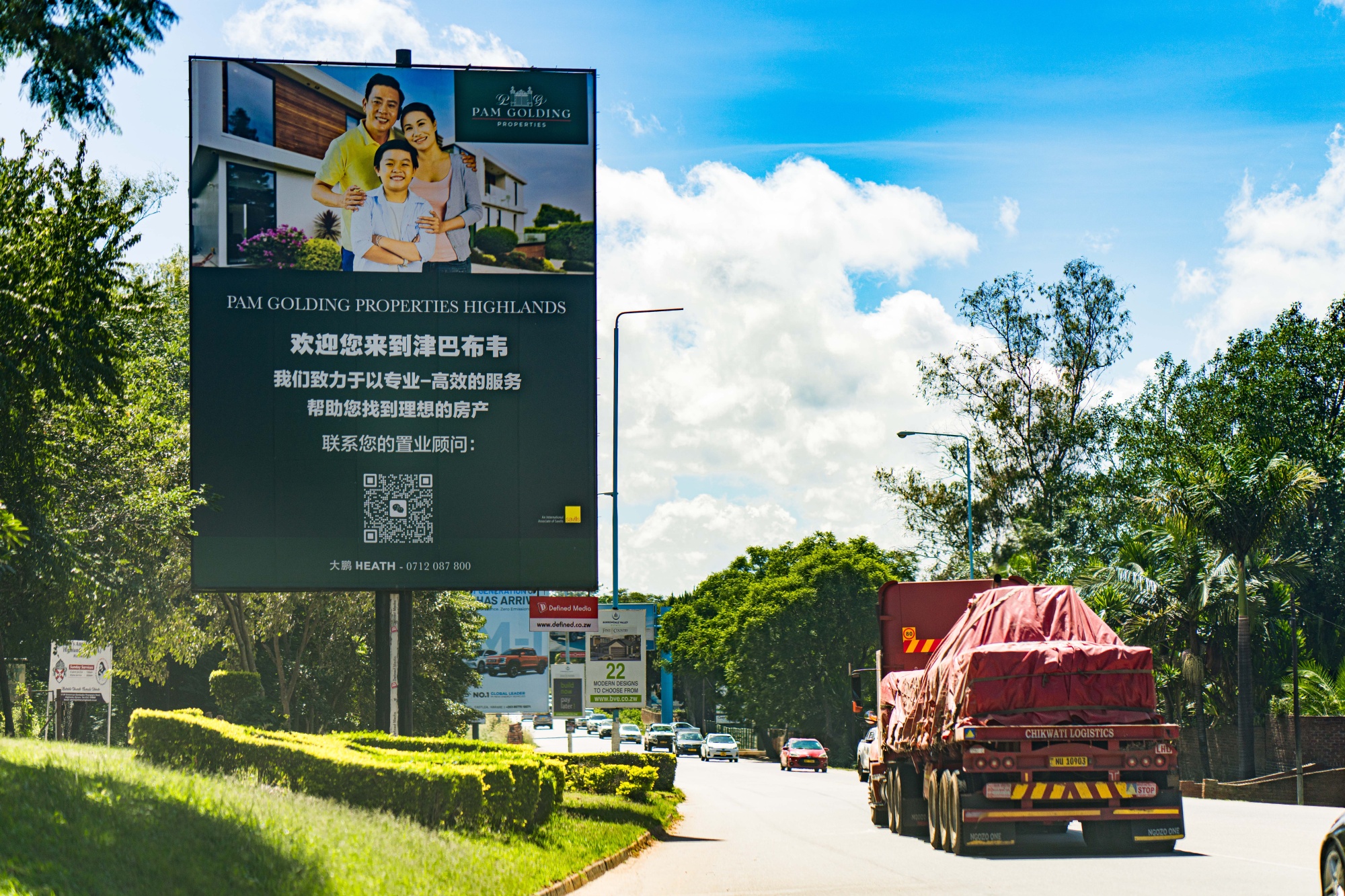 Highlands, Harare A real estate advertisement in Chinese is displayed on a billboard along ED Mnangagwa Road in Highlands, Harare, reflecting growing international investment interest in Zimbabwe’s property market.