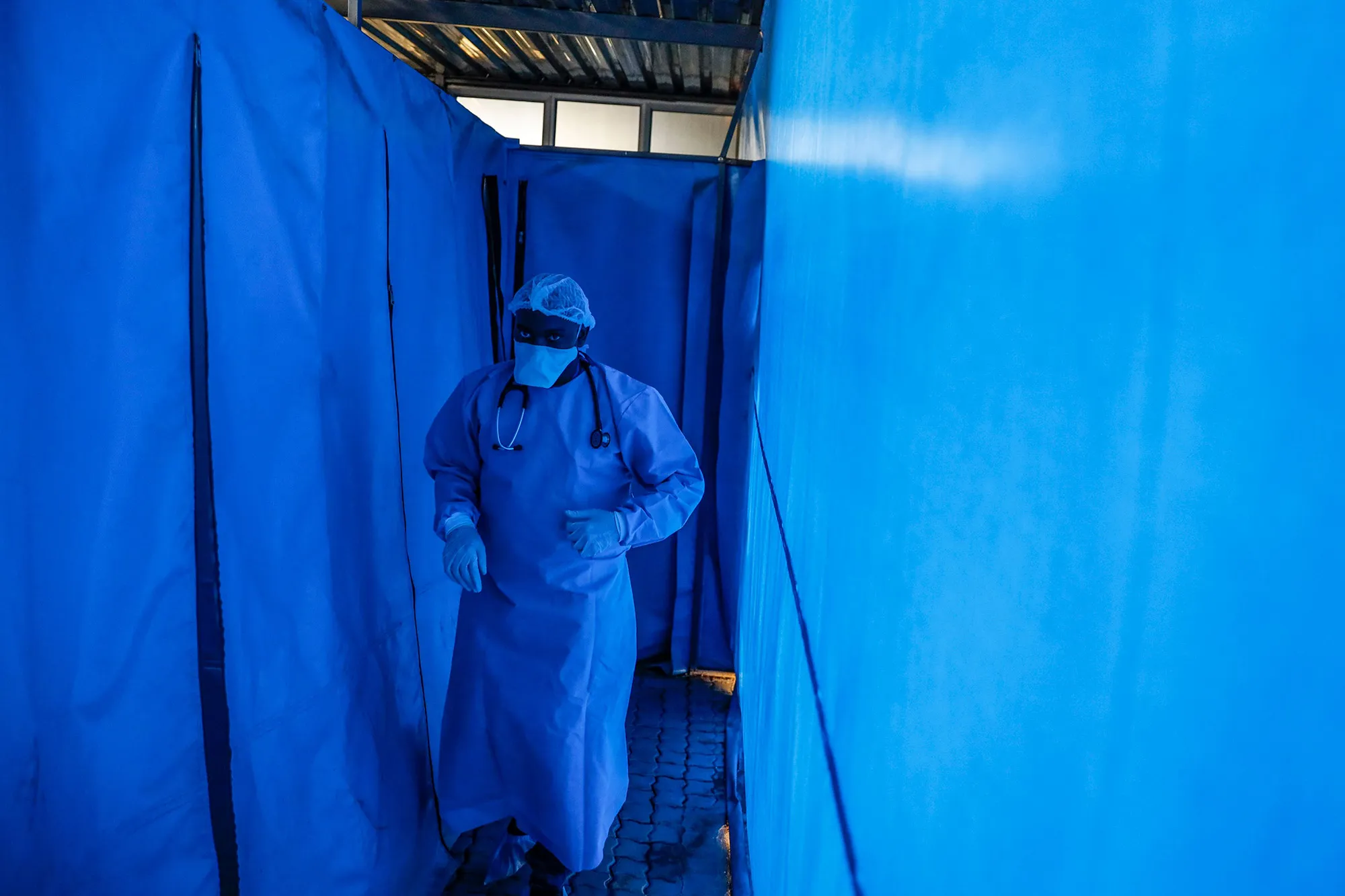 A medical consultant&nbsp;in personal protective equipment&nbsp;in Tembisa.