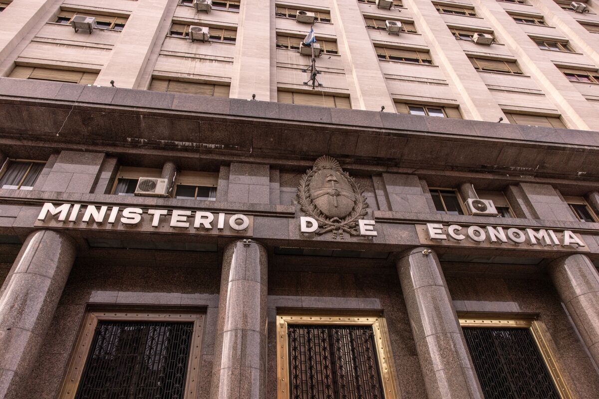 Argentina’s Bond Selloff Blindsides Bulls as Election Fears Grow