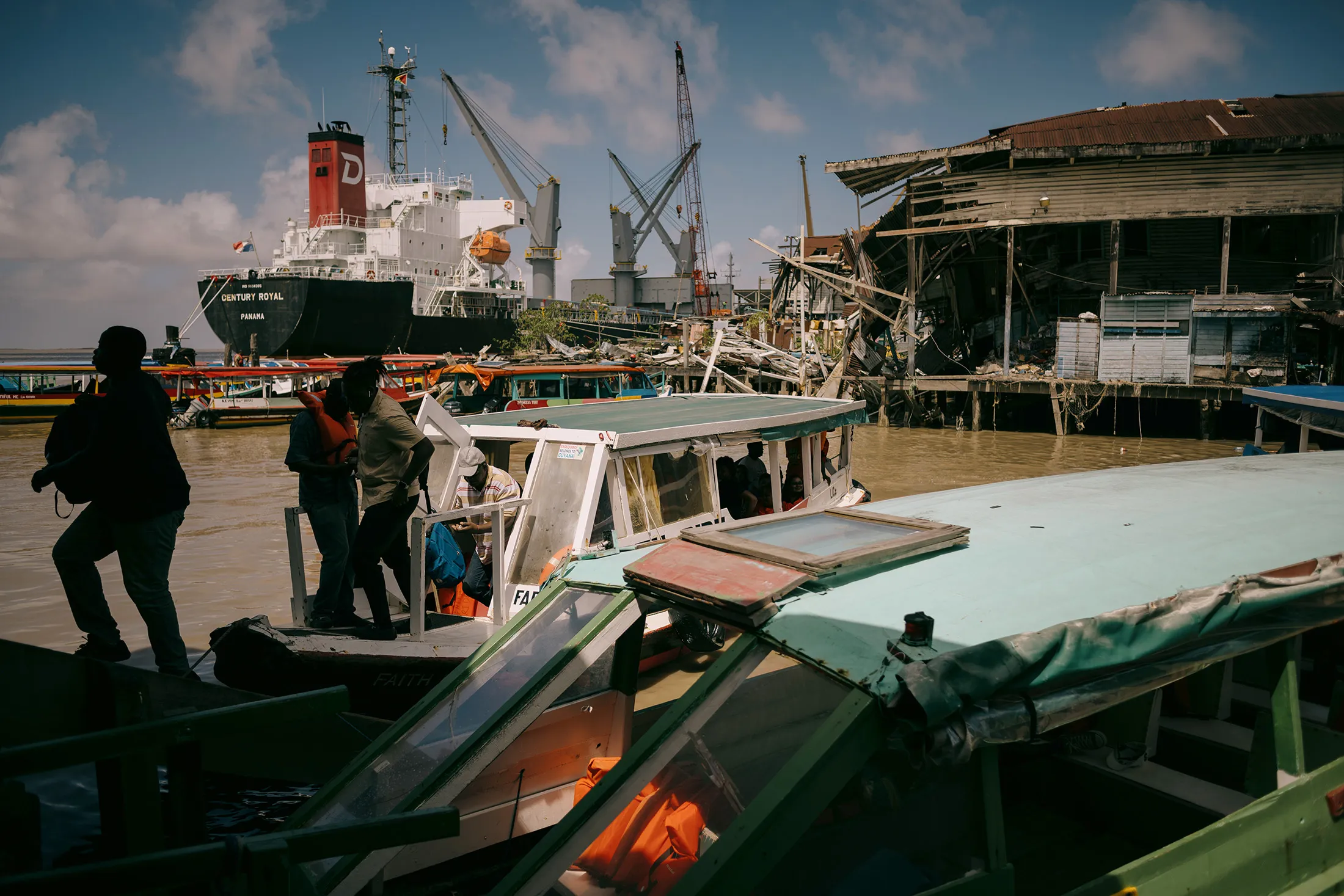 Exxon Mobil extrajo petróleo frente a la costa de Guyana en 2015, transformando la economía del país. Pero a medida que cambian las mareas financieras, muchos guyaneses solo tienen costos de vida crecientes y salarios exiguos.