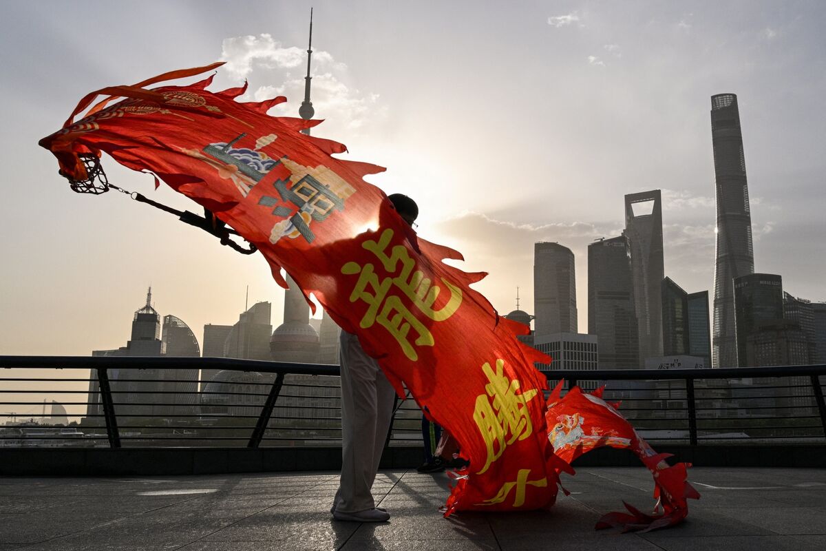 ブルームバーグのニュース記事「中国市場、もはや「投資不可能」にあらず－株高とAIで外国勢回帰」の画像