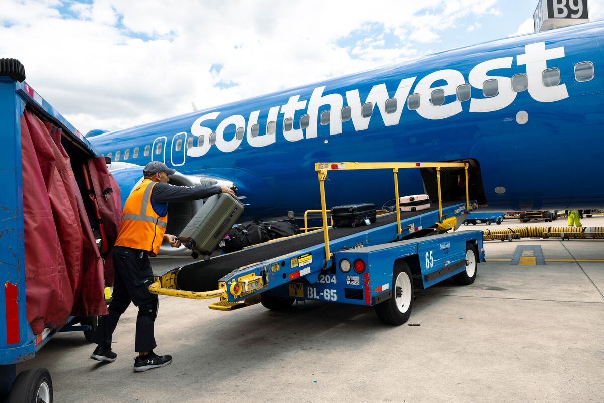 Southwest’s ‘Bags Fly Free’ Likely to Be Hurdle for Elliott Bloomberg