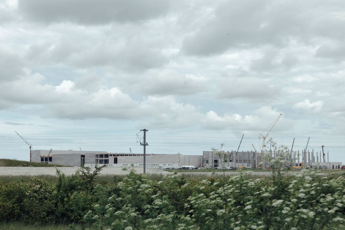 bloomberg.com - Giulia Morpurgo - Europe's Battery Revolution Needs More Time, and Patient Lenders