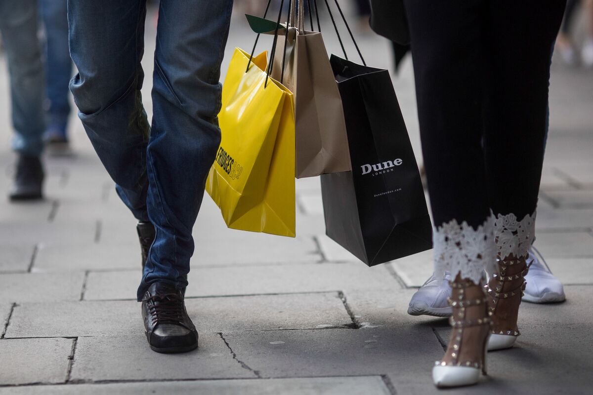 U.K. Consumer in Torrid State as High Street Spending Sags - Bloomberg