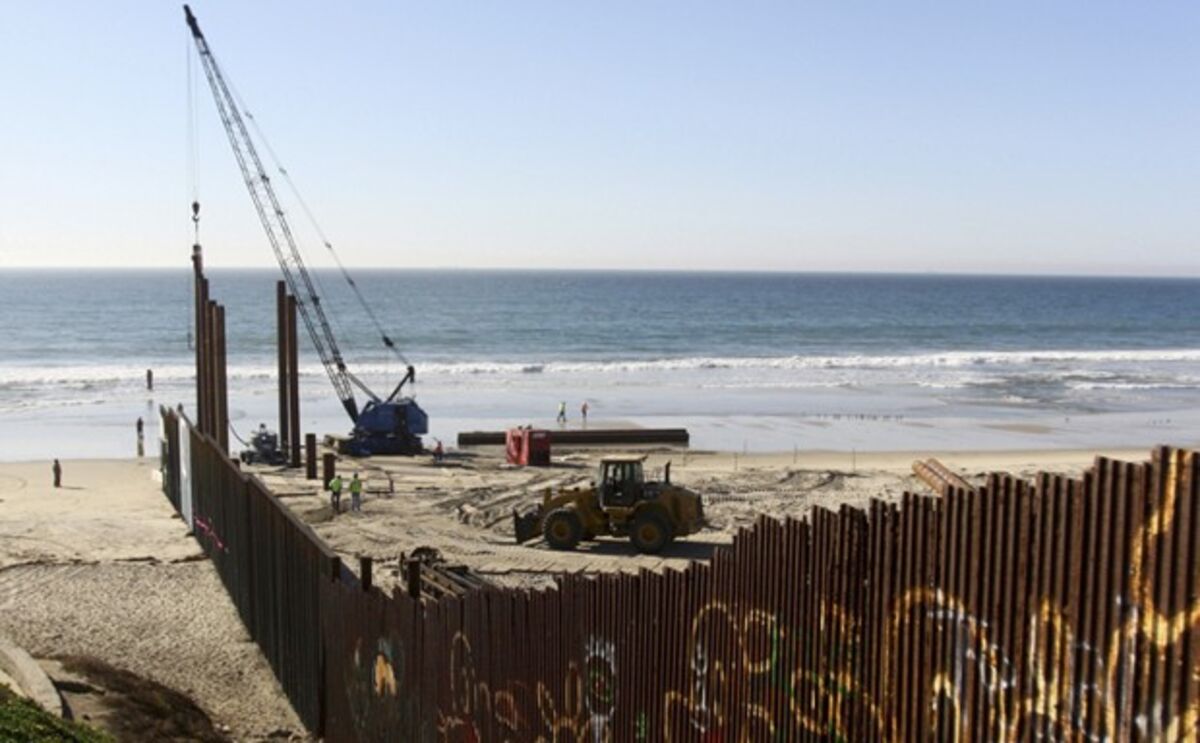 The Evolving Fence at the U.S.-Mexico Border - Bloomberg