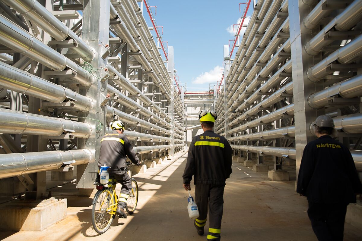 bloomberg.com - Daniel Hornak - Slovakia Releases 250,000 Tons of Emergency Oil for Slovnaft