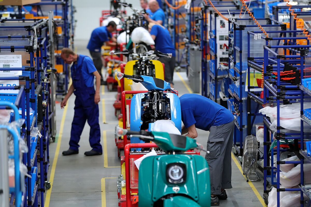 Euro-Zone Wage Growth Quickens, Backing ECB Caution on Rates