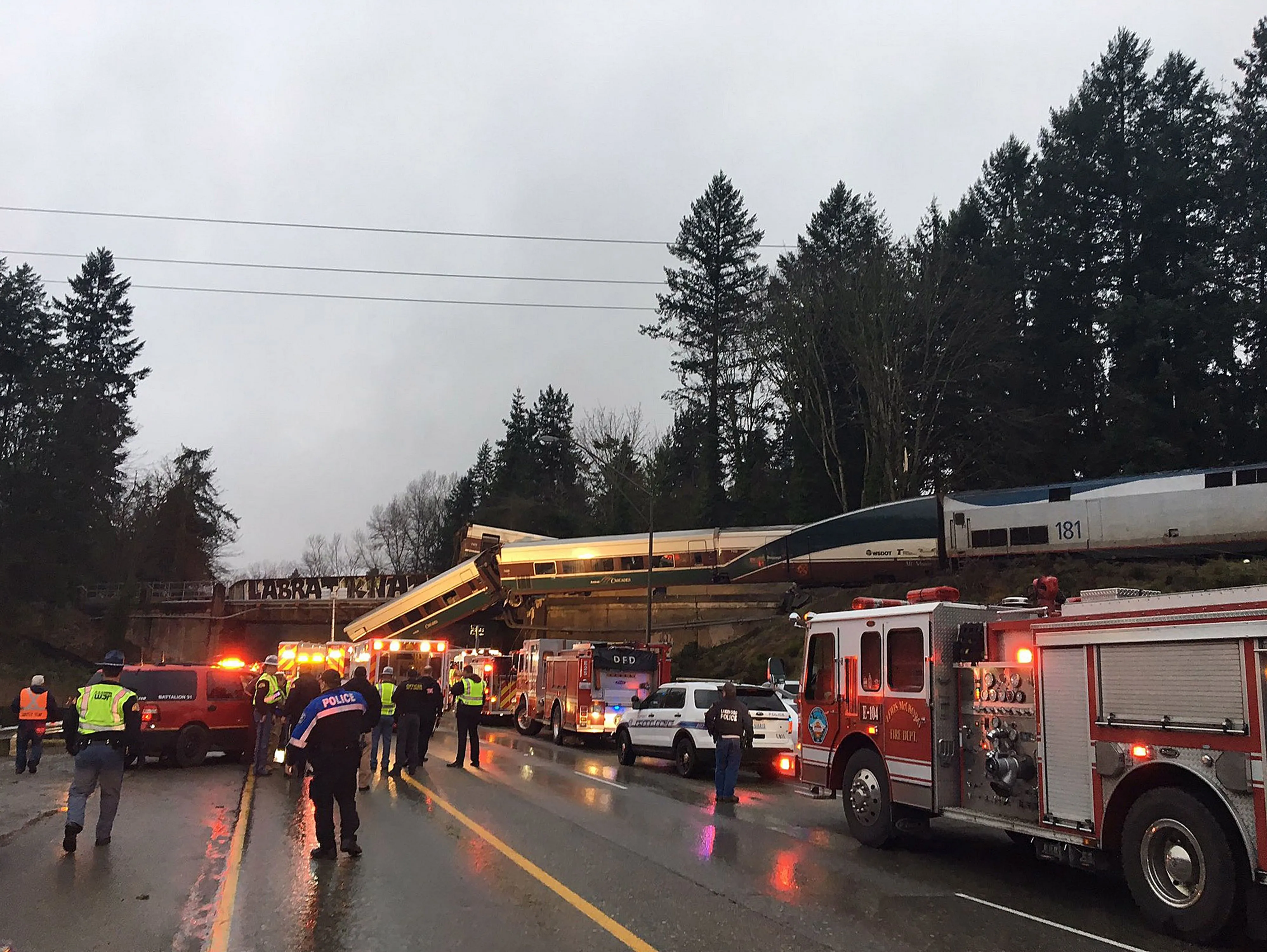 トランプ　6個　荷崩れ 米シアトル近郊でアムトラック脱線、車両が道路に落下し死傷者 - Bloomberg