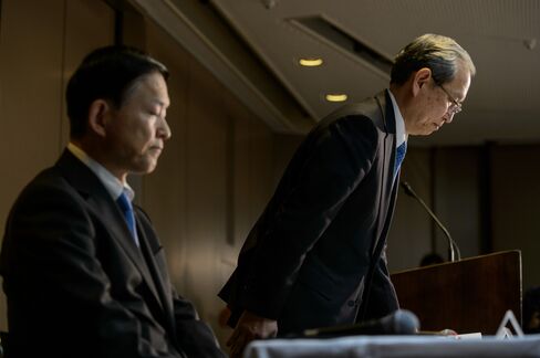 東芝の綱川智社長と成毛康雄副社長(東芝メモリ社長、左)、1月の会見で