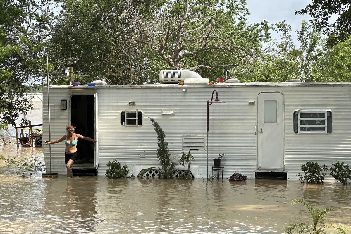 Hundreds rescued from flooding in Texas as waters continue rising in ...