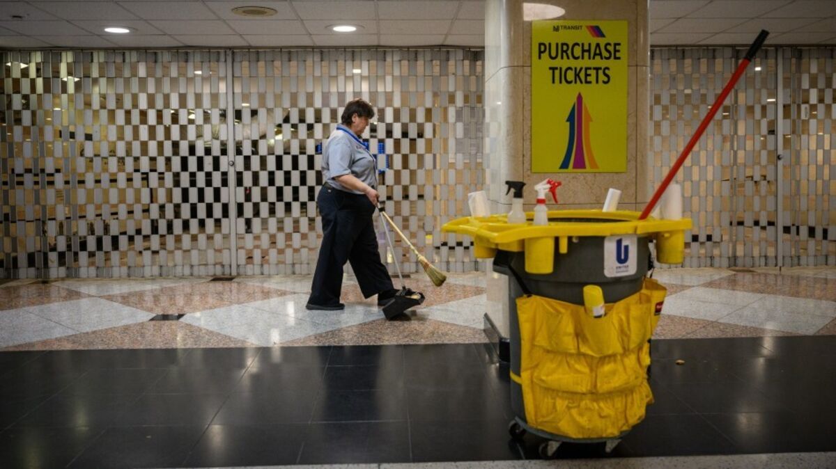 US Services Activity Expands on Acceleration in Orders