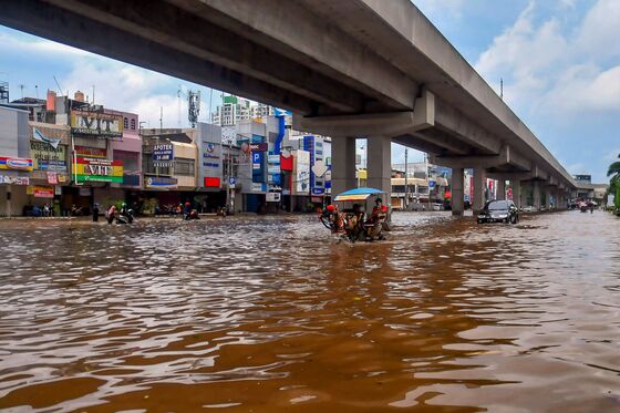 Nine Killed as Jakarta Hit by Worst Flooding Since 2013