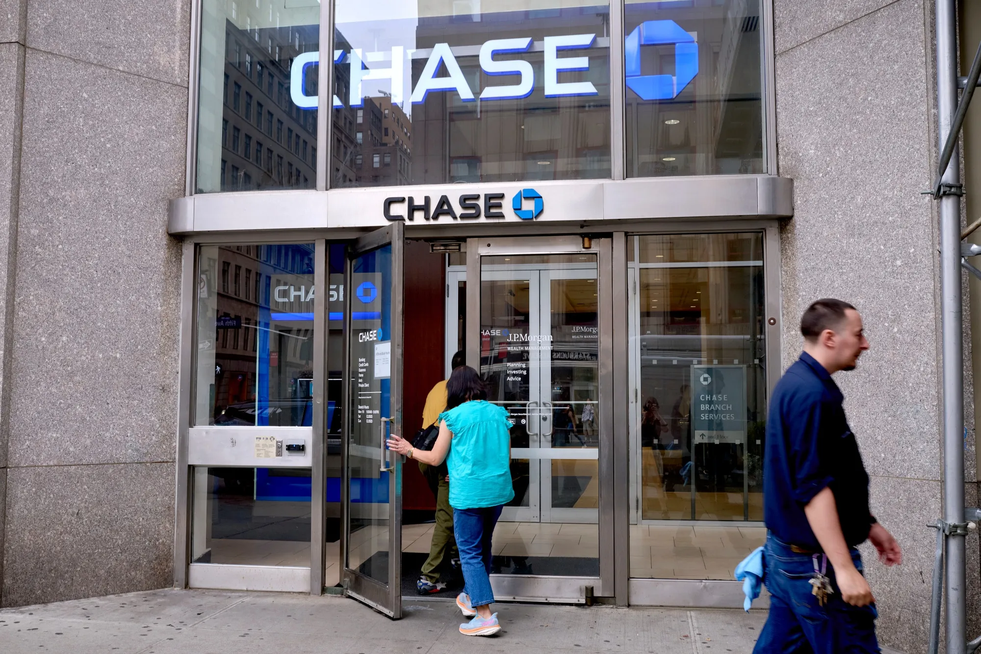 JPMorgan Flags Credit Risks as Rivals Cut Loan Provisions - Bloomberg